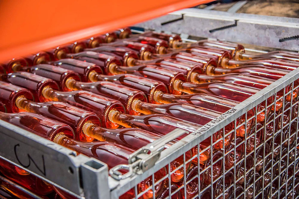 Rosé sparkling wine on gyropalette / Getty